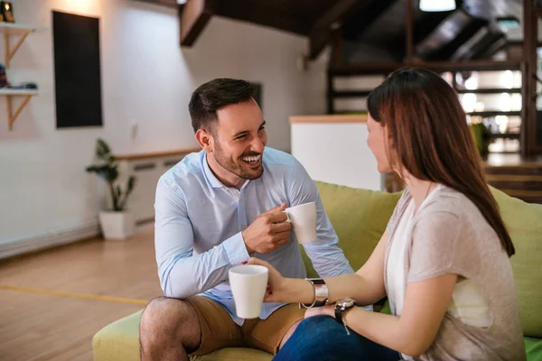 Pareja relajándose en casa con café — Foto de Stock