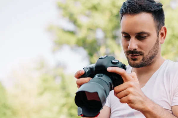 Man holding DSLR camera. — Stock Photo, Image