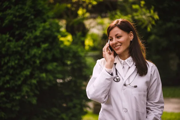 Medico Parlare al telefono . — Foto Stock