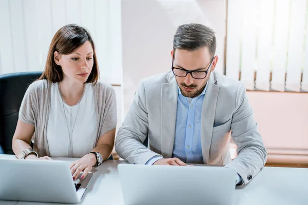 Geschäftspartner arbeiten — Stockfoto