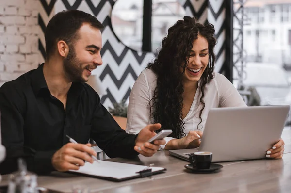 Pareja trabajando juntos — Foto de Stock