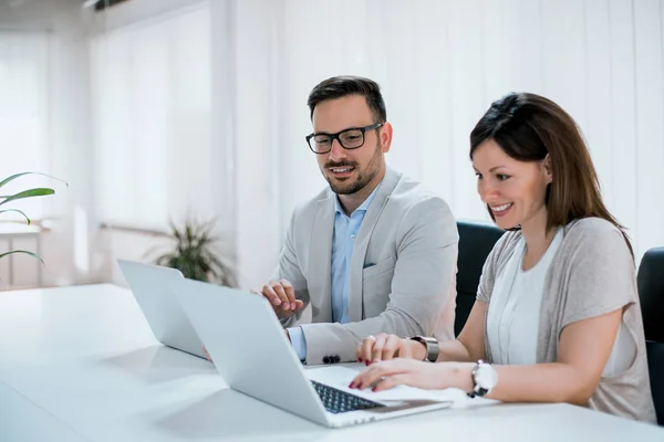 Compañeros de trabajo de negocios — Foto de Stock