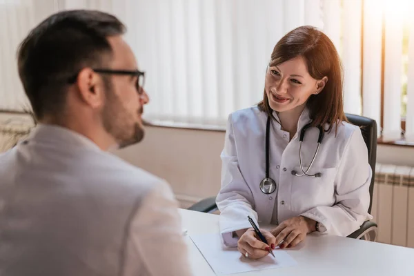 Consultatie van patiënten met een arts in het ziekenhuis — Stockfoto