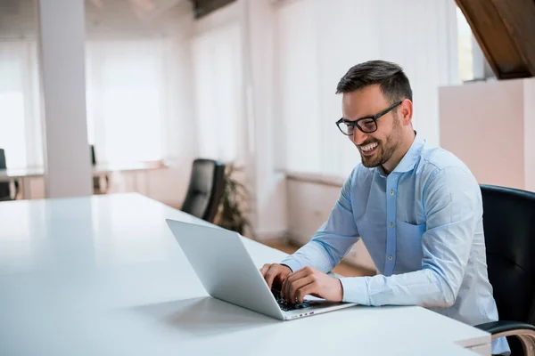 Homem trabalhando no projeto com laptop — Fotografia de Stock