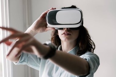 VR-kulaklık gözlük kullanan güzel kadın.