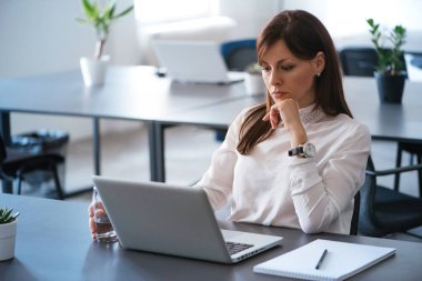 Dizüstü bilgisayarla çalışan kadın.