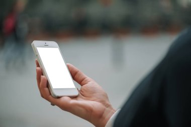 Akıllı telefon tutan bir kadın.