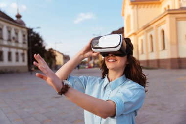 VR-kulaklık gözlük kullanan kadın.