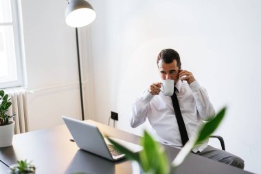 cep telefonu kullanan olgun bir adam