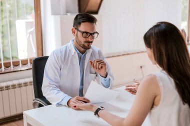 Hasta söylüyorum doktor sorunlar hakkında. 