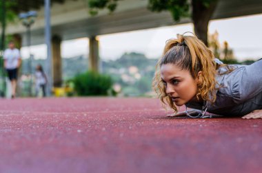 Kadının push-up yapması