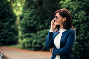 çekici işkadını Smartphone kullanarak