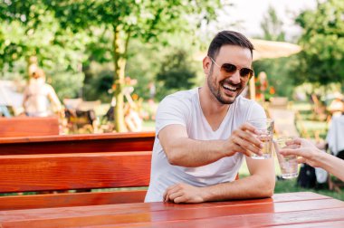 sokak kafede oturan adam 