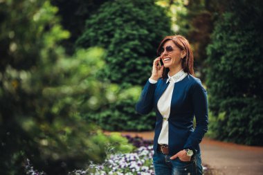 çekici işkadını Smartphone kullanarak