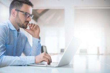 dizüstü bilgisayar ile proje üzerinde adam