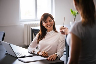 Dondurma paylaşımı kadın  