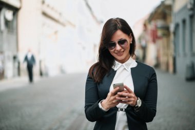 sokakta cep telefonu kullanan kadın