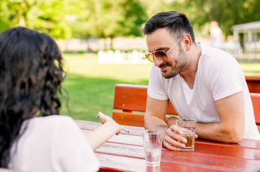 Kafede oturan genç çift.
