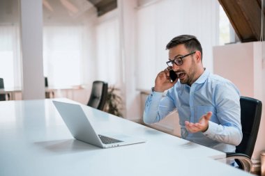 dizüstü bilgisayar ile proje üzerinde adam