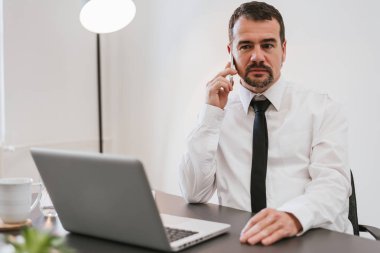 cep telefonu kullanan olgun bir adam