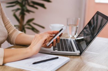 Ofiste çalışan kadın.