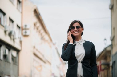 sokakta cep telefonu kullanan kadın