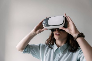 VR-kulaklık gözlük kullanan güzel kadın.