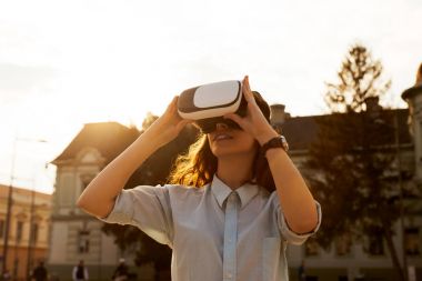 VR-kulaklık gözlük kullanan kadın.