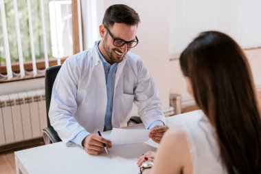 Erkek doktor okuma belge