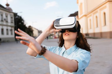 VR-kulaklık gözlük kullanan kadın.