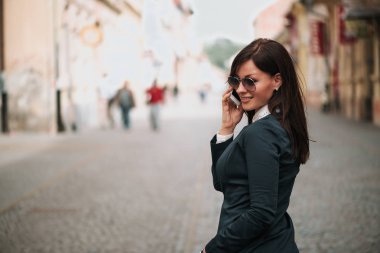 sokakta cep telefonu kullanan kadın