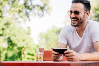 sokak kafede oturan adam 