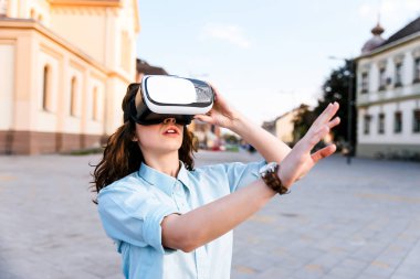 VR-kulaklık gözlük kullanan güzel kadın.