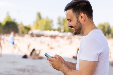 mobilephone kullanan genç adam