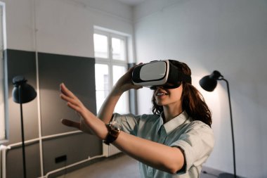 VR-kulaklık gözlük kullanan kadın.