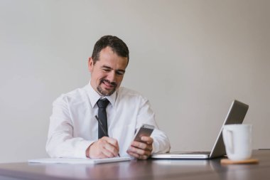 cep telefonu kullanan olgun bir adam