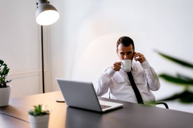 cep telefonu kullanan olgun bir adam