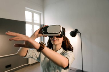 VR-kulaklık gözlük kullanan kadın.