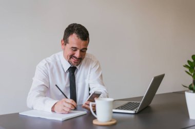 cep telefonu kullanan olgun bir adam
