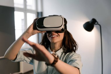VR-kulaklık gözlük kullanan kadın.