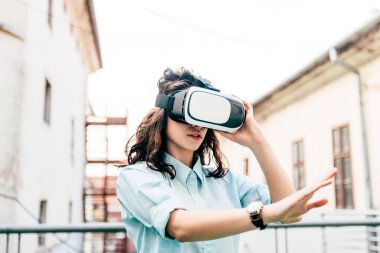 VR-kulaklık gözlük kullanan güzel kadın.