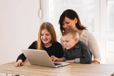 doktor ofisinde çocuklarla oynarken