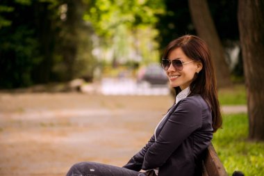 Park 'taki genç kadın.