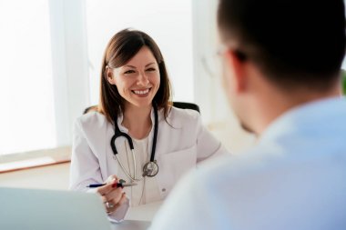 Hastanedeki bir doktora danışıyorum.