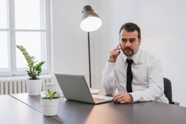 cep telefonu kullanan olgun bir adam