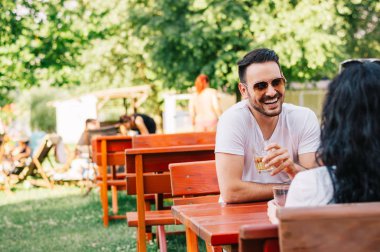 Kafede oturan genç çift.