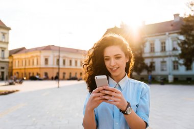 Güzel kız telefonu kullanarak