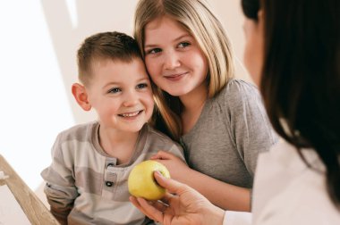 doktor ofisinde çocuklarla oynarken