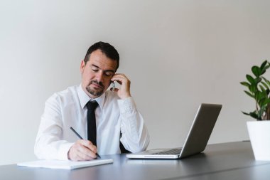 cep telefonu kullanan olgun bir adam