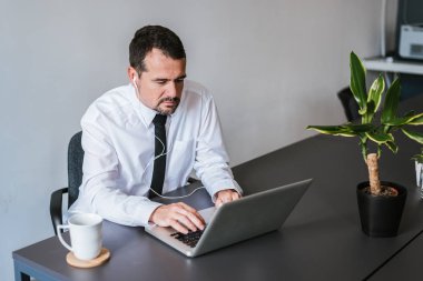 dizüstü bilgisayar kullanarak emin iş adamı 